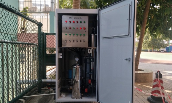 南陽(yáng)中心學(xué)校,學(xué)校廚房中央凈水機(jī)，每小時(shí)1噸超濾凈水設(shè)備