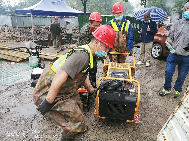 2-0許昌  李真在搶修現場 攝影王占勝.jpg
